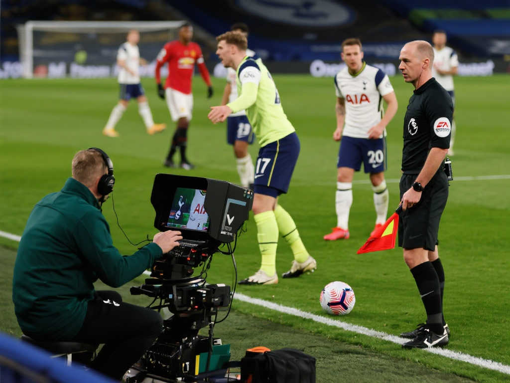 热刺新星躲过红牌争议,斯洛特巧妙点评VAR判罚 热刺新星躲过红牌争议,斯洛特巧妙点评VAR判罚